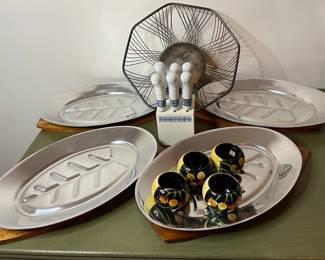 4 Sizzling Steak Platters, Napkin Rings, Butter Jam Knives And Silver Toned Wire Basket