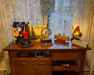 overview of the MCM mid century modern vintage sideboard 