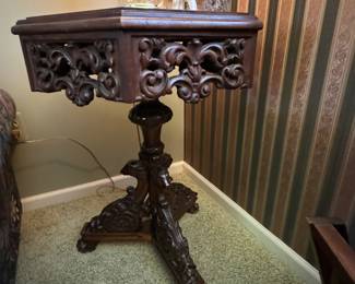 ORNATE EARLY 1930'S CARVED END TABLE WITH ORNATE CARVED FEET 