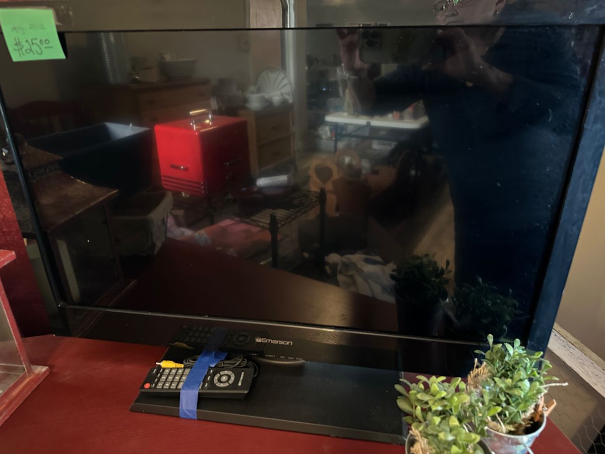 Flatscreen TV w/remote