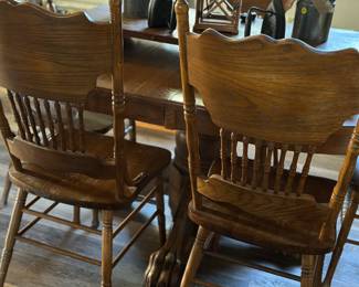 Dining table w/5 chairs and 1 leaf