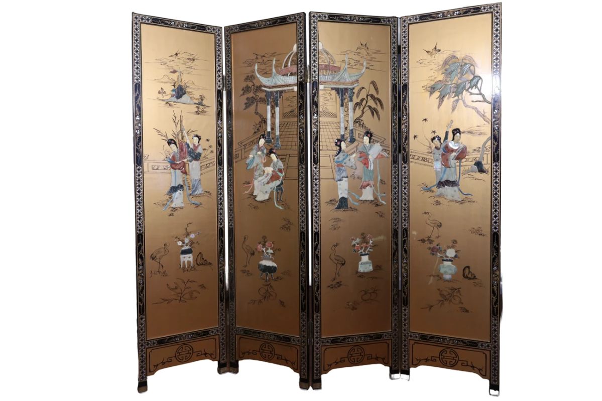 Beautiful Chinese room divider with precious stones