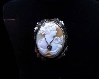 Gold cameo with Diamond