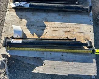 1 UNUSED HYDRAULIC CYLINDER