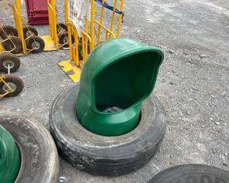 1 AMERIAG MINERAL FEEDER WITH INSECTICIDE STRIPS