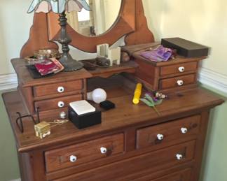 Dresser/vanity
$400