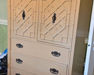 Armoire
$300