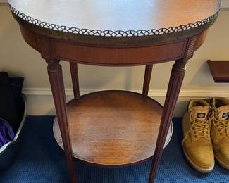Vintage oval two-tier side/accent table.