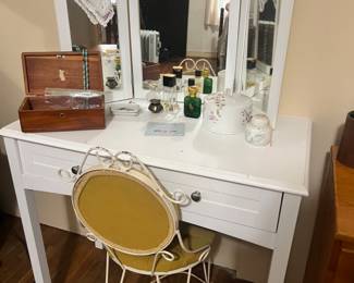 Vanity desk and mirror -$75 