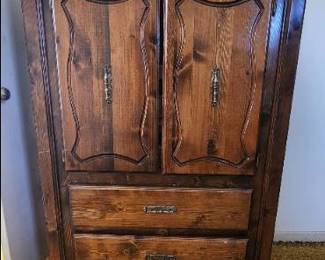 Beautiful, solid built high dresser / chest with pull out drawers