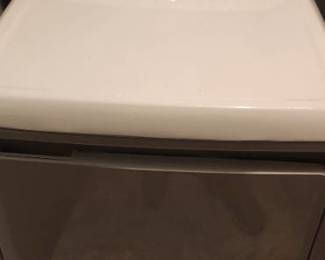 LIKE NEW GE Electric Dryer with stainless steel inside