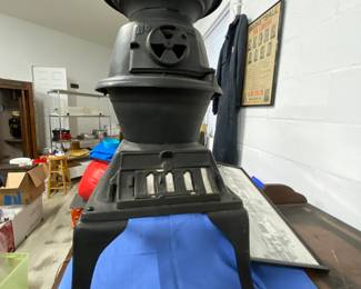 Cast iron pot belly stove