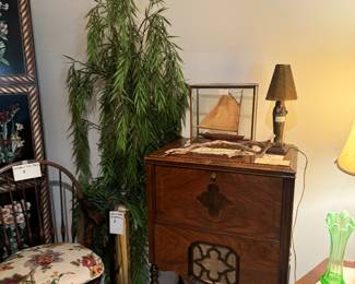 Antique tube radio that still works . Lamp
Is from the 70s when King Tut came to New Orleans, green slug glass