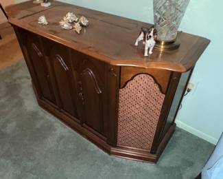 Old fashioned RCA Stereo with turntable 