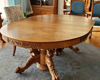 Incredible antique oak Dinning table with carved Lion heads and paw and carved on the skirt edge sides of the table. with (5) Leaves.  (2) leaves have the full skirt, and 3 leaves do not. 