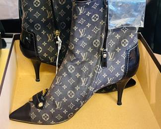 Louis Vuitton size 38 brompton ankle boots with box and accessories.