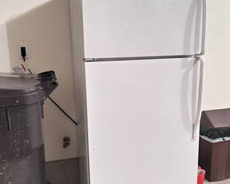 Estate Refrigerator and Freezer. Mint condition 