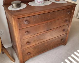Another nice 4 drawer dresser.