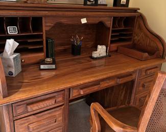 Roll top desk in beautiful condition 