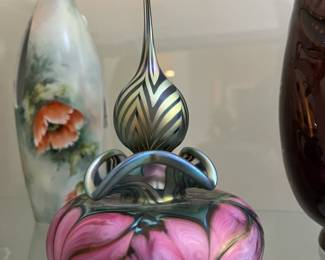 Beautiful Daniel Lotton iridescent perfume bottle in a pulled feather pattern. artist signed and dated 1993.