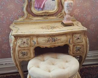 Serafim Room - Beautiful Vanity