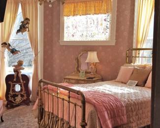 Serafim Room - Queen Brass Bed