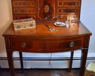 Federal style flame mahogany writing desk with inlay
