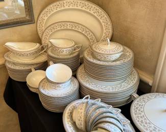 Noritake "Charlene" China Set - 91 pieces 