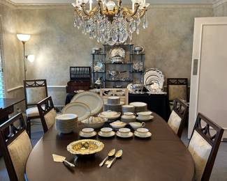 Baker Furniture "Milling Road" Collection dining table (with 3 leaves) and 8 chairs