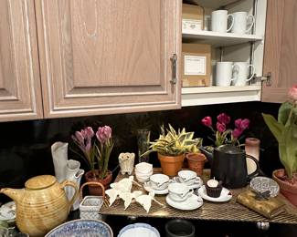 Fitz & Floyd cups, signed teapots