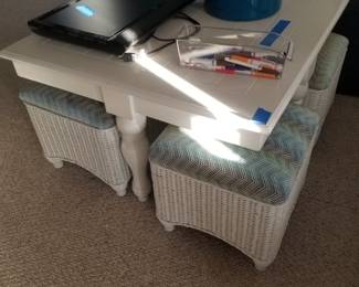 Coffee table with 4 upholstered stools