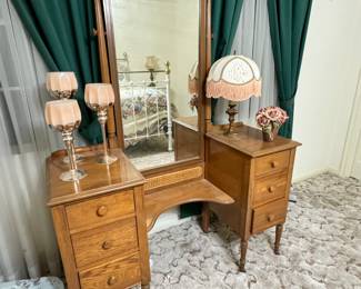 Oak dressing table.
