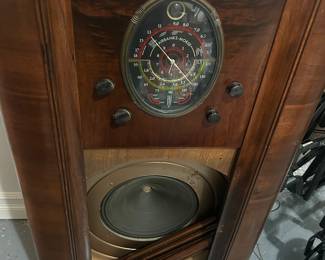 Antique Radio. Excellent shape.