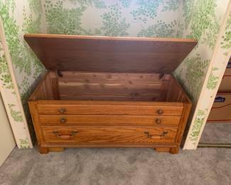 Tomasville oak chest with cedar liner (41x19x19)
