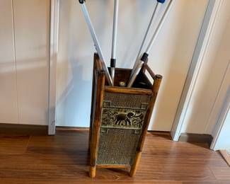 Umbrella stand.  Extendable grabbers