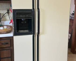 GE fridge/freezer with water dispenser