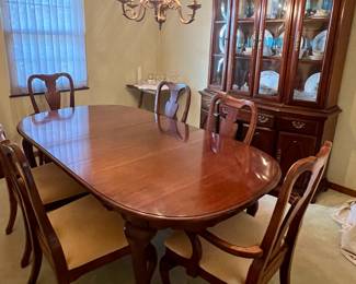 American Drew dining table with 6 chairs and 2 leafs
