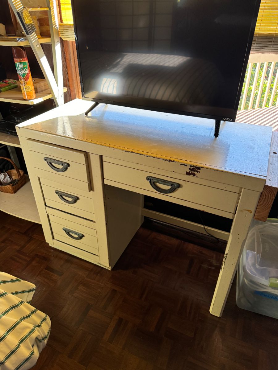 Nice off white vintage desk and flatscreen