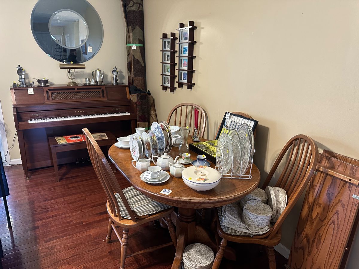 Yamaha Upright Piano, Oak dining set