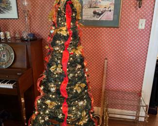 You can’t tell it but this tree is collapsible. It goes completely flat and stores so easily. My kind of tree.