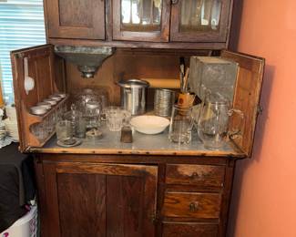 And now her she is! Isn’t she lovely. She comes with those five spice jars, one tea jar, an egg separator and a rolling pin.