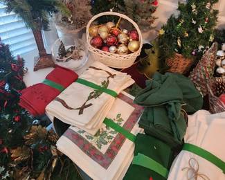 Placemats, table runners, napkins, small Christmas trees