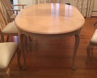 LINEAGE DINING TABLE WITH TWO LEAVES AND SIX CHAIRS 