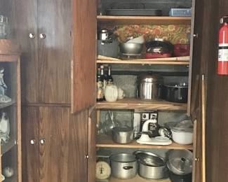 LOTS OF KITCHENWARE VINTAGE AND MODERN