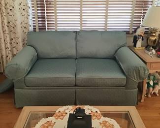 LINEAGE LOVESEAT
