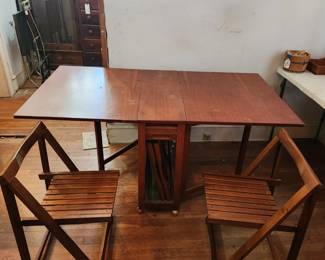 Pocket table with 4 chairs