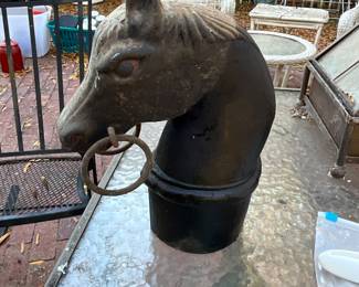 Cast iron horse head for gate, mailbox or pole
