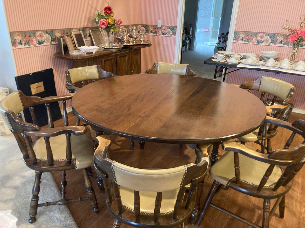 This is a beautiful vintage round table with 2 leaves. Has 6 captains chairs.
