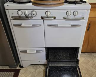 O'Keefe and Merrit Gas Stove