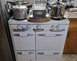 O'Keefe and Merrit Gas Stove
